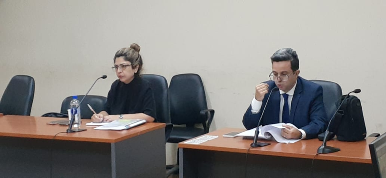 La abogada María Filomena Noriega, la defensora. Al lado, al fiscal Leonardo Arancibia.