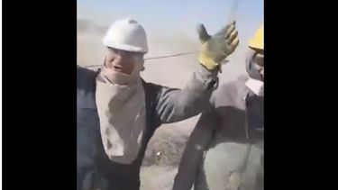 El increíble video que muestra la labor de los trabajadores para restaurar la conexión eléctrica en pleno Zonda