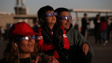 Más de 30.000 personas disfrutaron del eclipse en el Costanera Complejo Ferial