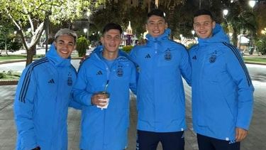 los pibes, a puro mate en la plaza 25 los pibes, a puro mate en la plaza 25