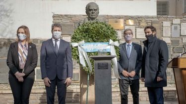 Uñac homenajeó a Sarmiento en un Día del Maestro atípico Uñac homenajeó a Sarmiento en un Día del Maestro atípico