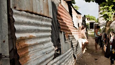 El fuerte temblor dañó casas humildes y tiró un tanque