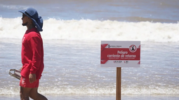 Un guardavidas rescató a un niño en Punta del Este y fue agredido por el padre del menor