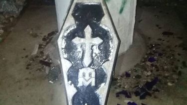 Continúa el terror en Caucete: ahora apareció un ataúd de niño en la calle