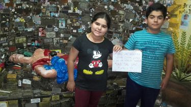 Entre la fe y la ternura: dos chicos fueron a la Difunta para pedir por los submarinistas