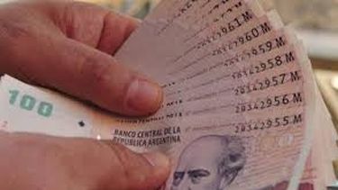 Encontró 5000 pesos en un cajero en Capital, buscó al dueño y se los devolvió