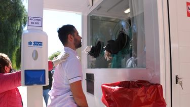 Ya se usa la cabina de testeo masivo en el EMICAR y en un mes habrá cuatro instaladas en otros puntos