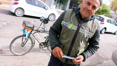 Un personaje casi extinto: el afilador de cuchillos que recorre San Juan