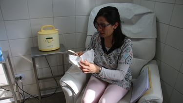 El Lactario del Hospital Rawson funciona todos los días de modo organizado y con asesoramiento para que los bebés que están internados tengan la leche de sus mamás.