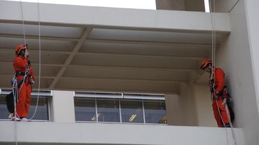 ¿Cómo hicieron los ambientalistas de Greenpeace para colgarse del Centro Cívico?