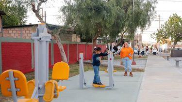 En Capital inauguraron una nueva plaza con juegos para los niños y elementos de gimnasia.
