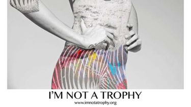 Presta su piel para concienciar sobre la caza furtiva