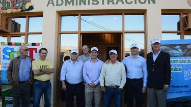 Entre pedidos y café, el Gobernador visitó el Mercado Concentrador de Rawson