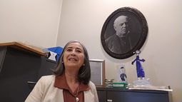 Cecilia Trincado junto al cuadro de Domingo Faustino Sarmiento en su despacho.&nbsp;