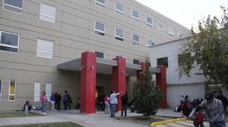 Buscan desesperadamente a la familia de un paciente abandonado en el Rawson