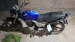 Iban en una moto robada, hicieron maniobras peligrosas y terminaron detenidos Iban en una moto robada, hicieron maniobras peligrosas y terminaron detenidos