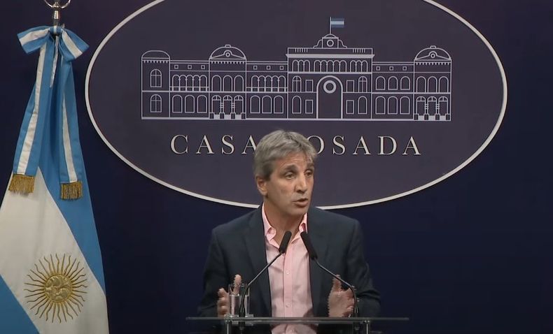 Para que pueda avanzar la Ley Ómnibus, Luis Caputo retiró el capítulo fiscal
