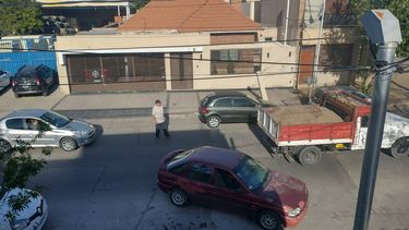 La arriesgada maniobra de conductores para esquivar un camión que trabó el tránsito en el centro