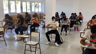 Furor por estudiar enfermería: casi mil alumnos rindieron el examen de ingreso