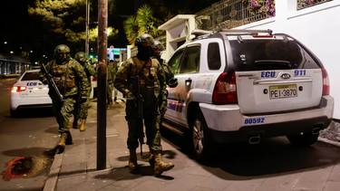 Escándalo diplomático: la Policía de Ecuador allanó la embajada mexicana para detener a un exvicepresidente