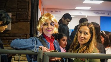 ¡Los fans sanjuaninos lo dieron todo!: brillos, pelucas y makeup especial para recibir a Lali