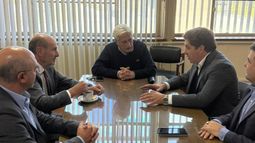 Fernández y su par de Mendoza se reunieron con el presidente del INV: analizaron datos de cosecha, producción de mosto y exportaciones Fernández y su par de Mendoza se reunieron con el presidente del INV: analizaron datos de cosecha, producción de mosto y exportaciones