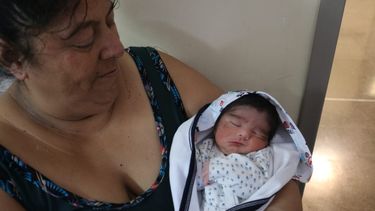 Ser madre a los 43: la increíble historia de la vallista que trajo al primer bebé del 2020