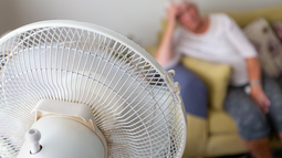 Utilizar ventiladores en lugar del aire acondicionado es un buen recurso para gastar menos electricidad, recordó Naturgy. Utilizar ventiladores en lugar del aire acondicionado es un buen recurso para gastar menos electricidad, recordó Naturgy.