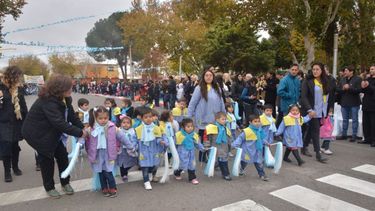 Los más pequeños le hicieron frente al frío y desfilaron por la patria