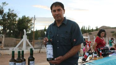 Adrián Brizuela sostiene orgulloso su flamante vino patero, el último de las propuestas que tiene Angualasto.