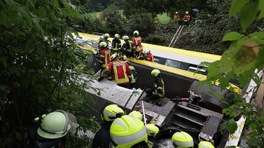 Grupos de rescate trabajaron en la zona donde se produjo el accidente del tren en Alemania.