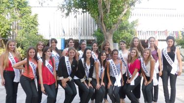 Las 19 candidatas a Reina Nacional del Sol pasean por la ciudad