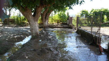 Por las fuertes crecidas, Ullum encara obras y recalcula su fiesta departamental