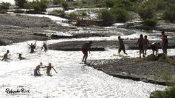 Volvió el agua al río Jáchal y la vieja costumbre de bañarse en su cauce