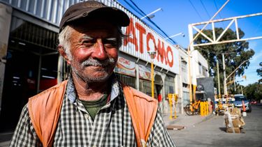Carlitos, el changarín más famoso de Santa Lucía