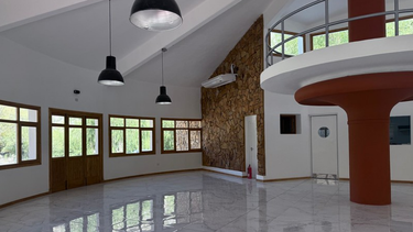 Así quedó la icónica Hostería de Zonda por dentro. En Turismo dicen que está todo listo para buscarle concesionario para que empiece en breve a prestar servicios al turista y al sanjuanino, en una experiencia única entre cerros y verde. Así quedó la icónica Hostería de Zonda por dentro. En Turismo dicen que está todo listo para buscarle concesionario para que empiece en breve a prestar servicios al turista y al sanjuanino, en una experiencia única entre cerros y verde.