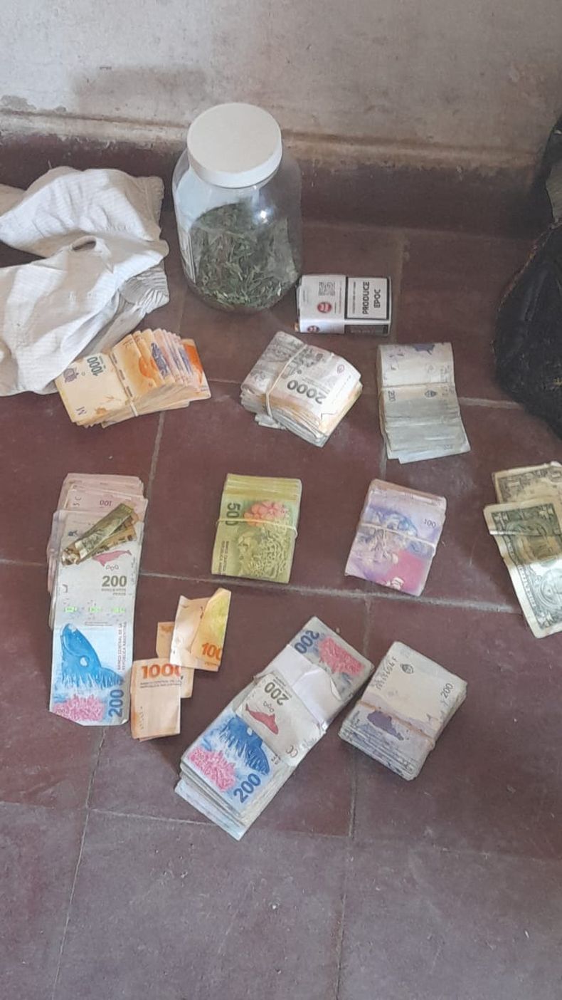 Droga. Los policías de la Comisaría 17ma secuestraron un frasco con marihuana y dinero en efectivo.