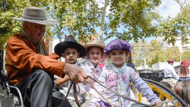 Familias, amigos, grande y niños disfrutan un año más de la Cabalgata de la Fe a la Difunta Correa.