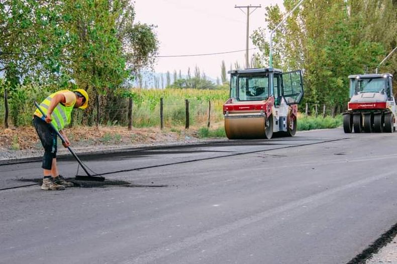 Los trabajos de pavimentación continúan en la Ruta Provincial 456. En esta oportunidad, las obras se desarrollan en el tramo de la localidad de San Isidro. 