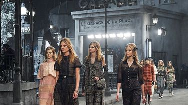 Chanel convirtió un estudio de cine en una hermosa calle parisina