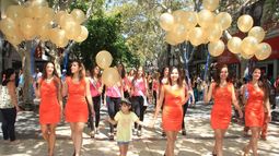 Las Reinas se fotografiaron con la gente en la Peatonal