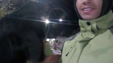 La historia del caucetero que ayuda a los animales en las noches de frío