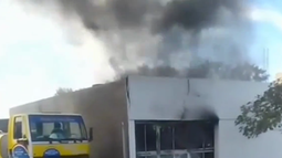 Video: gran preocupación en Santa Lucía por el voraz incendio de un depósito Video: gran preocupación en Santa Lucía por el voraz incendio de un depósito