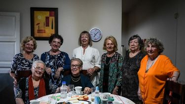 Arriba y de izquierda a derecha: Alicia Oviedo de Micarelli, Vicenta García, Sandra Sowter de Marcó, Marina López de Montión, Elva Reinoso de Chicahuala y Rosa Cannizzo. Sentadas: Blanca Rosa Coca Graziani y María Antonieta La Negrita Miranda de Zegaib.