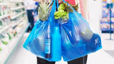 Polémica por un proyecto para dar bolsas gratis en supermercados