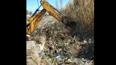 La limpieza en el Canal Benavídez no duró ni una semana, en medio del inicio del riego la suciedad complica la llegada de agua a las fincas.&nbsp;