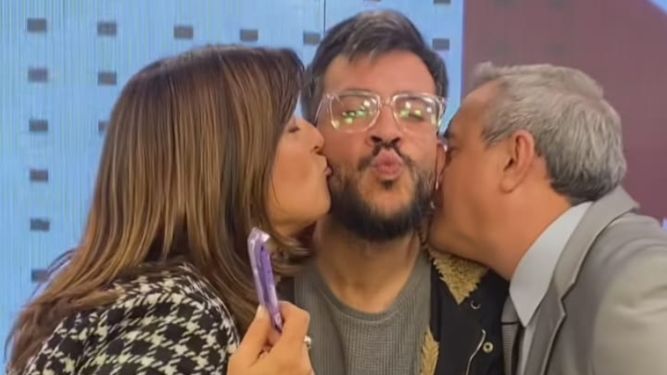 El verdadero quién pudiera: le regaló chocolates a dos conocidos conductores sanjuaninos y lo besaron El verdadero quién pudiera: le regaló chocolates a dos conocidos conductores sanjuaninos y lo besaron