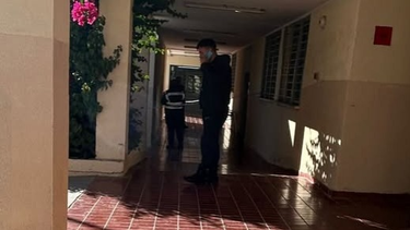 Tras el hallazgo de la bala en la EPET Nº1 de Jáchal, personal policial intervino y ayudó a desalojar el establecimiento mientras padres y tutores retiraban a sus hijos. Foto: Jáchal Transmite