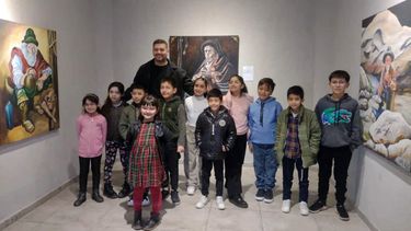 Javier Gallardo, junto a los alumnos de su taller de arte en la apertura de su exposición en el Complejo La Superiora.