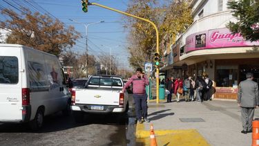 Un colapso de cloacas generó complicaciones en la Peatonal.